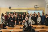 В 102 школе началась серия уроков с иностранными студентами